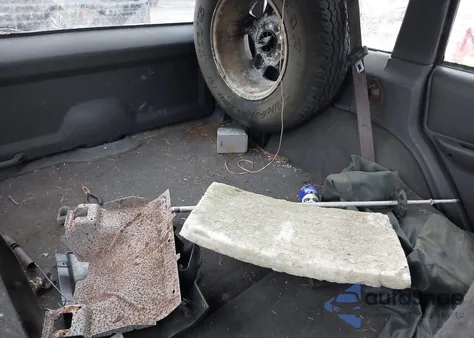 2000 Jeep Cherokee Sport z USA, uszkodzony, nr VIN 1J4FF48S9YL174563